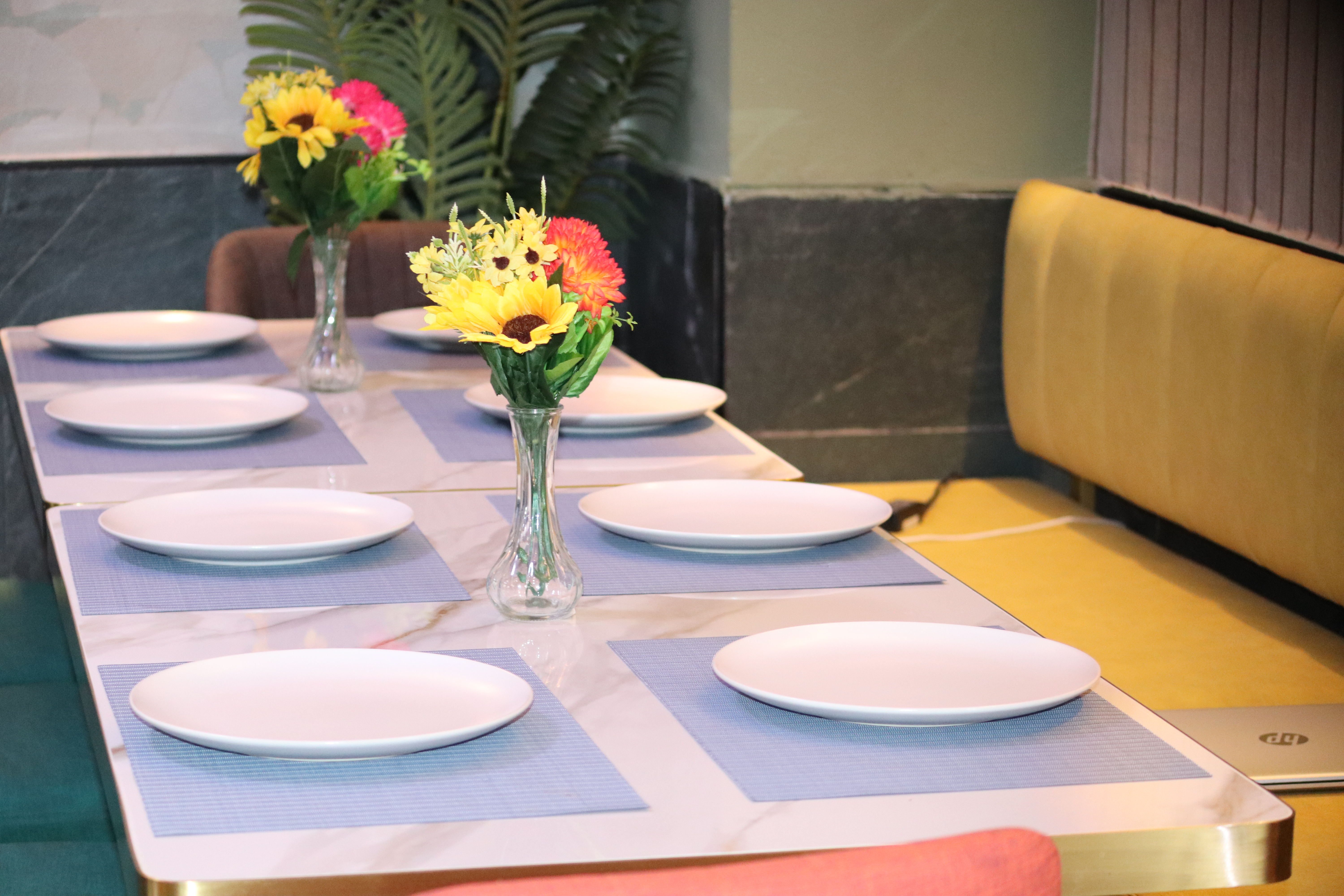 Mesa preparada con flores frescas