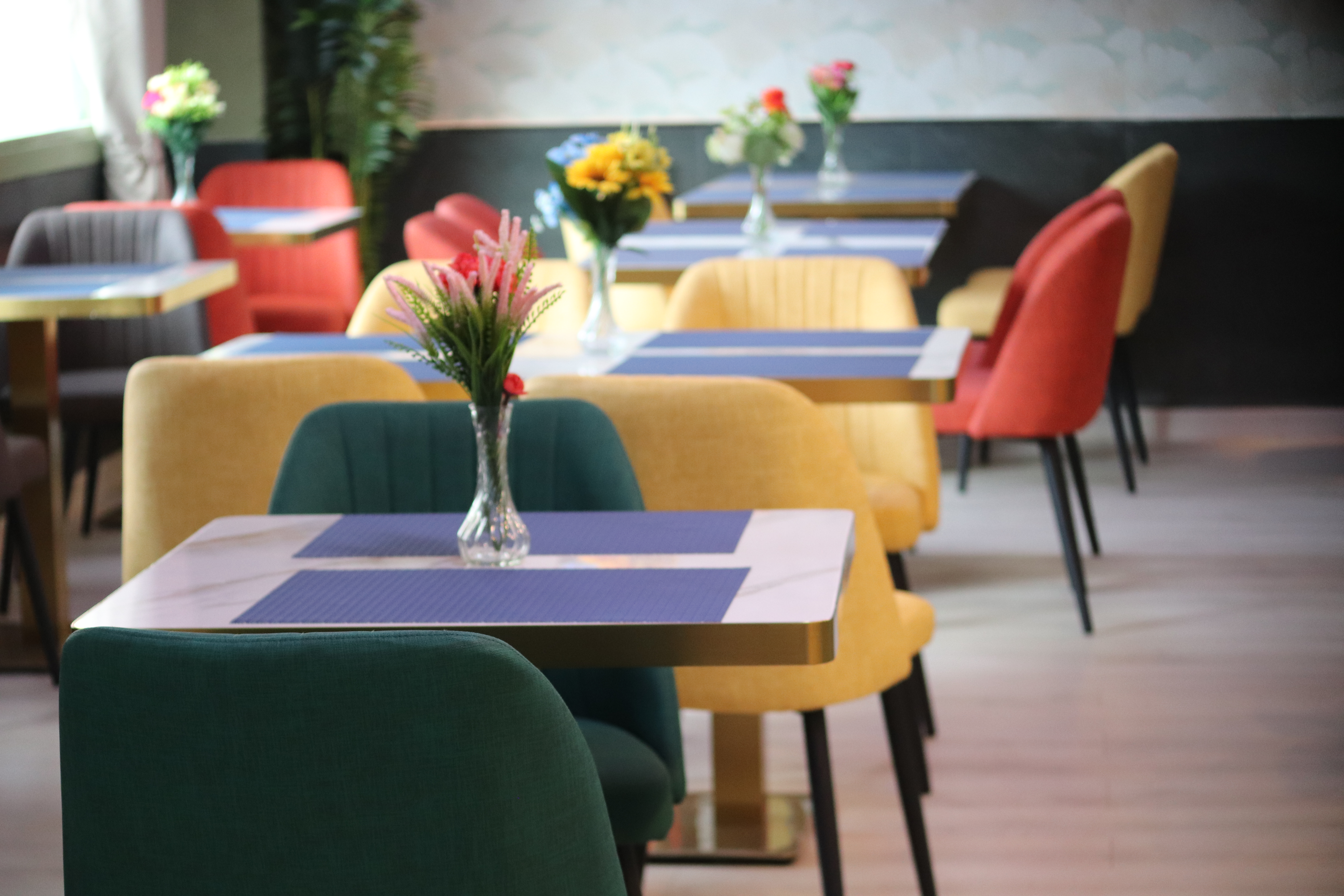 Sala del restaurante con mesas y sillones