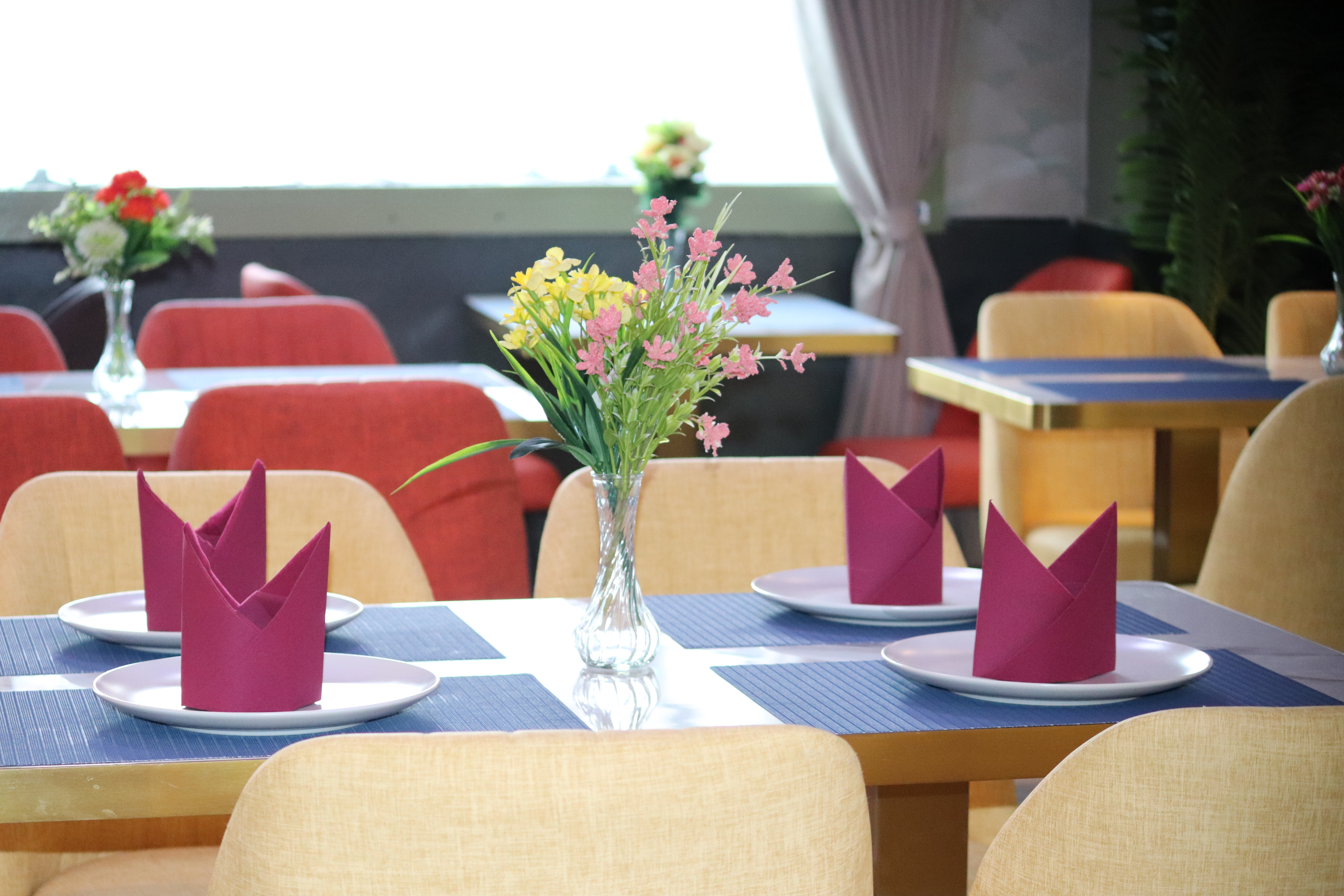Mesas con servilletas y flores